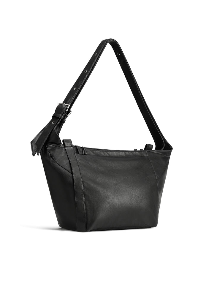 THE BULL BAG in black faux leather 