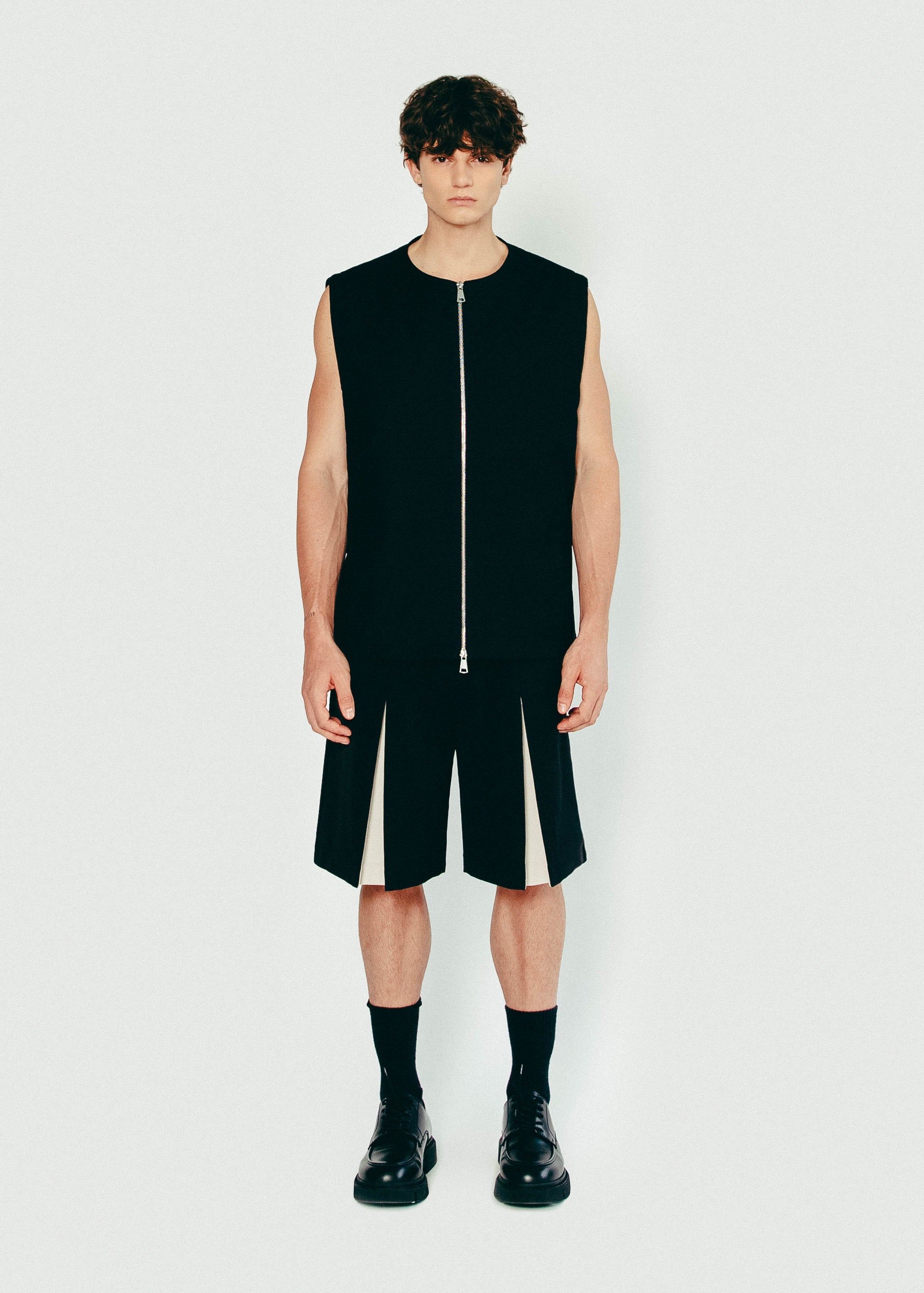 Zip-Up Gilet in Black | MICHMIKA